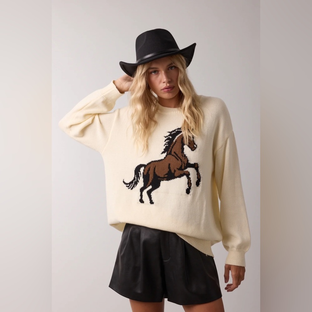 Nwt ivory knit horse‎ graphic long sleeve